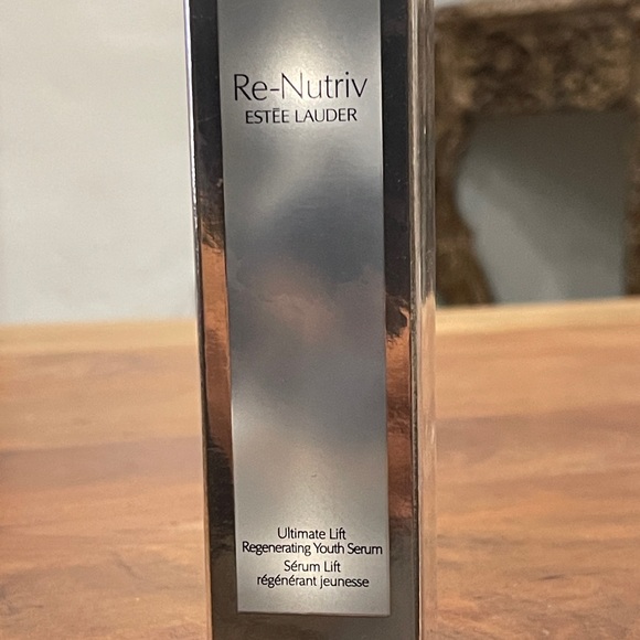 Estée Lauder - Picture 2 of 7